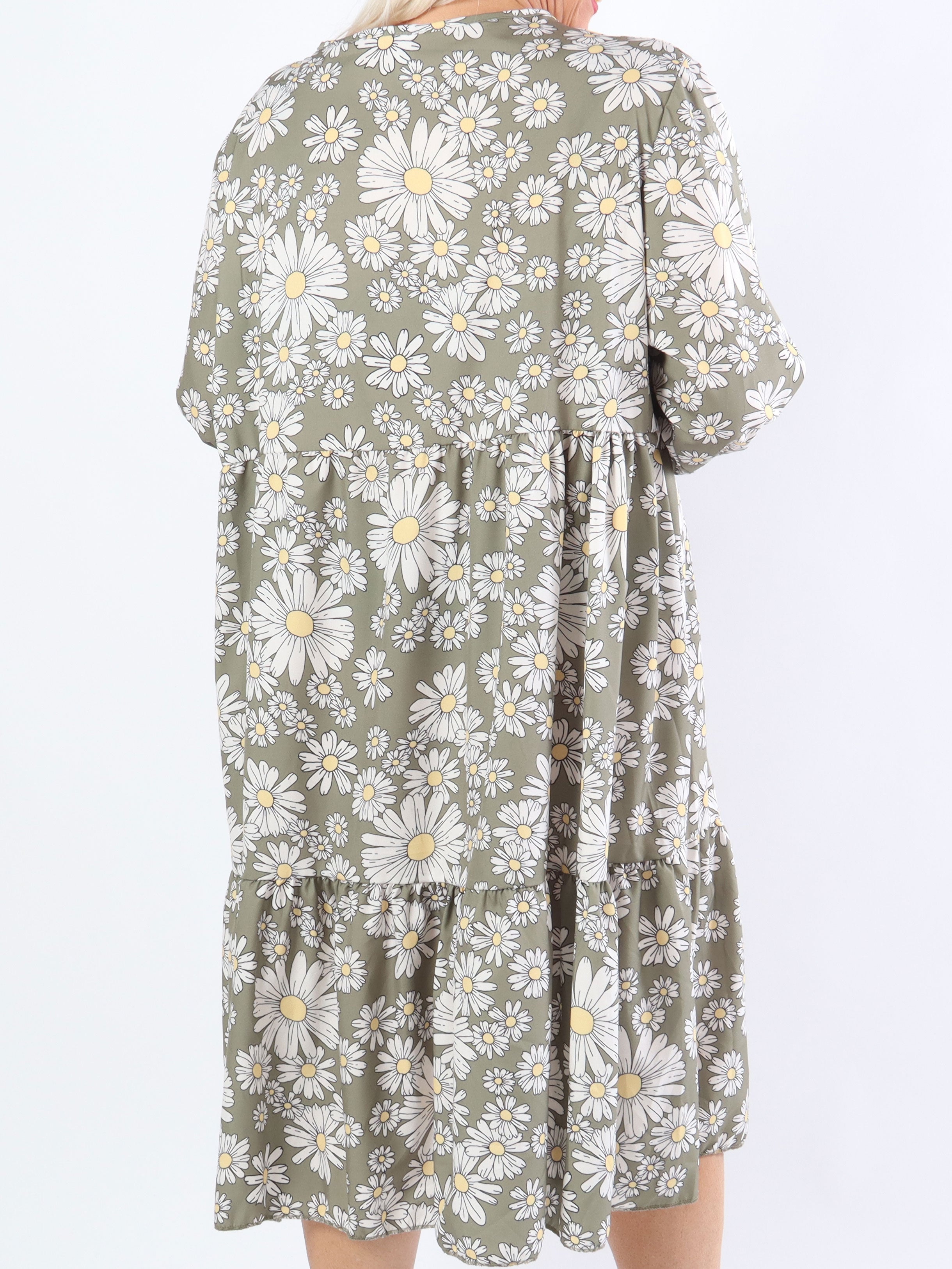 Marguerit - Söt klänning i plus size med vackert margueritmönster